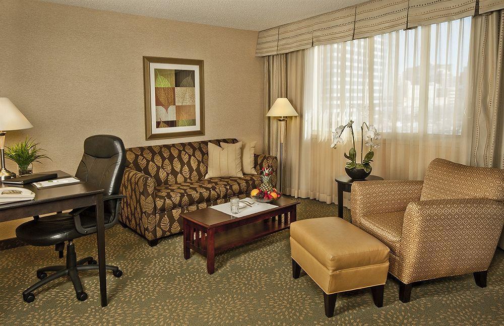 Holiday Inn Alexandria At Carlyle By Ihg Экстерьер фото