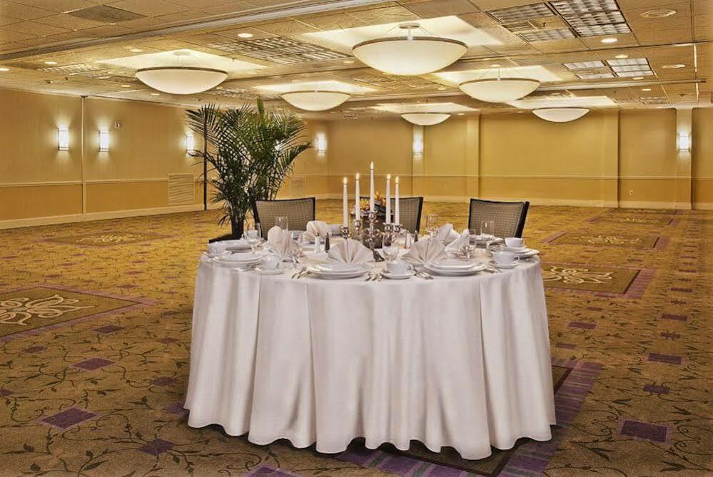 Holiday Inn Alexandria At Carlyle By Ihg Экстерьер фото
